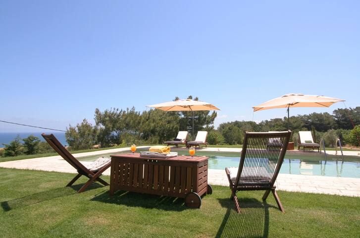 Beautiful villa with pool, 400m from the beach gallery image 4