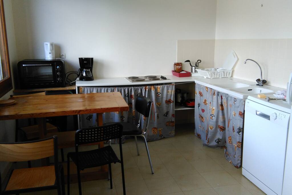 Cuisine: Plaques électrique, Four, Four micro-onde, Bouilloire, Cafetière, Frigo, Congélateur, Lave-vaisselle, Raclette et Fondue