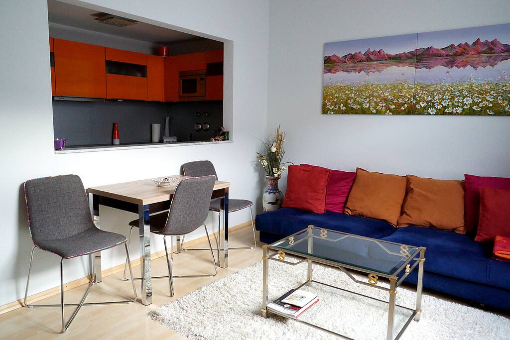 Helles Wohnzimmer mit halboffener Küche