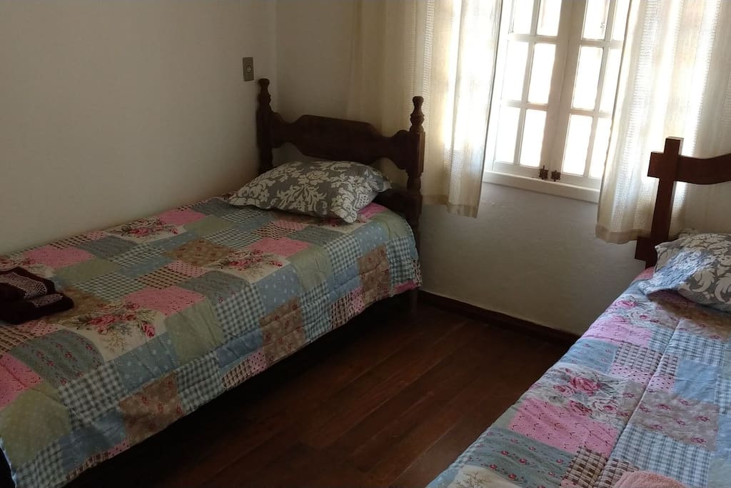 Quarto camas solteiro