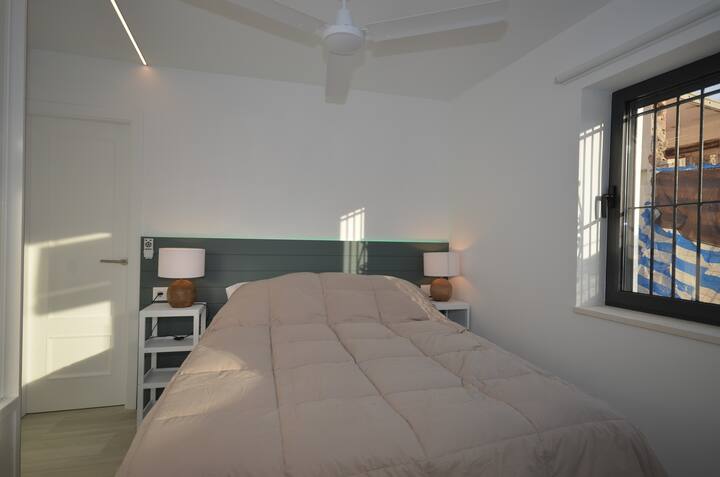 dormitorio en la planta baja con cama doble de 150.