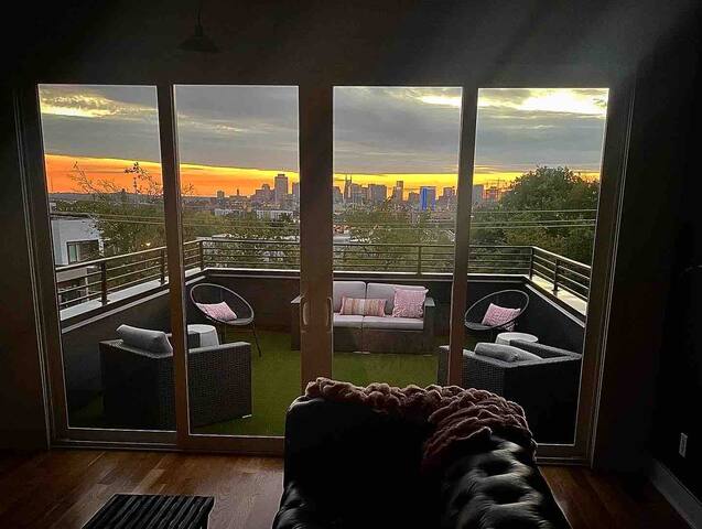 519 Music City~Luxury + Mural + 360 Rooftop Views! gallery image 3