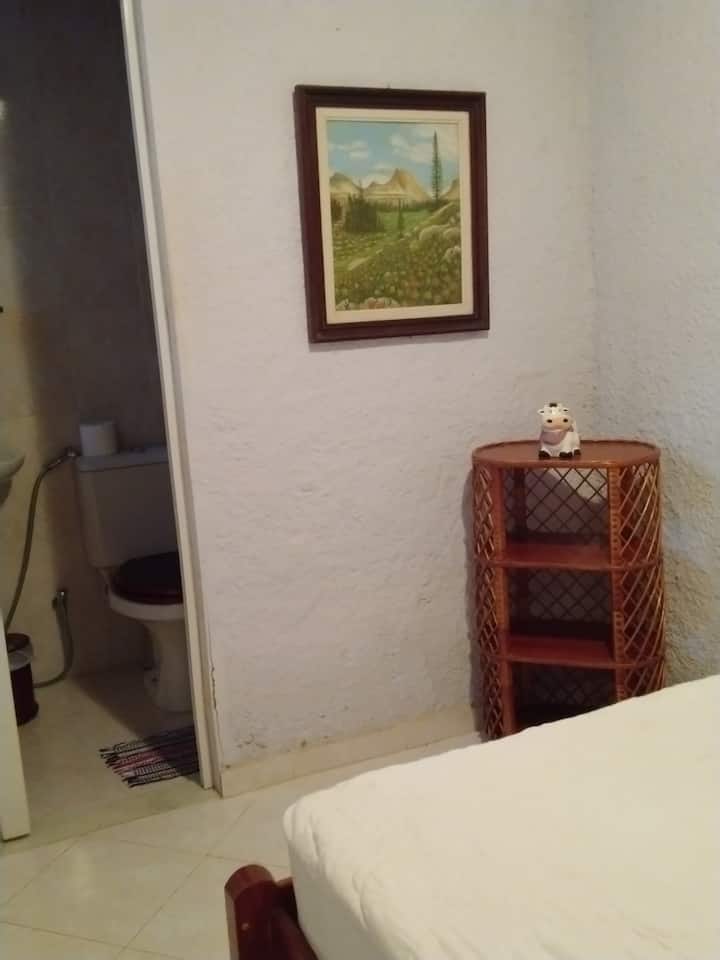 1 krevat i vejushës. Ventilator portativ. 