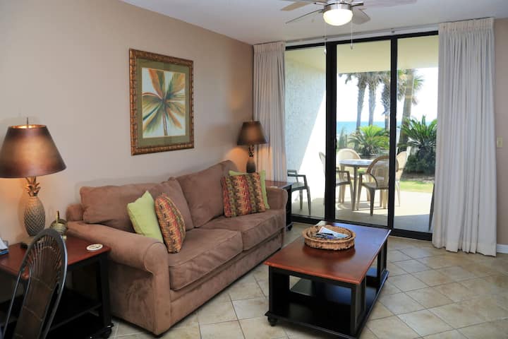 Sebule ina ufikiaji wa moja kwa moja wa roshani ya ghorofa ya chini.  Hatua tu za kwenda ufukweni!