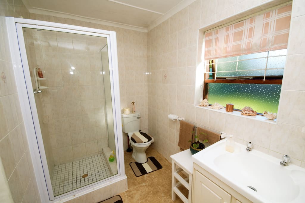 Evensong - En-suite bathroom with shower, and...