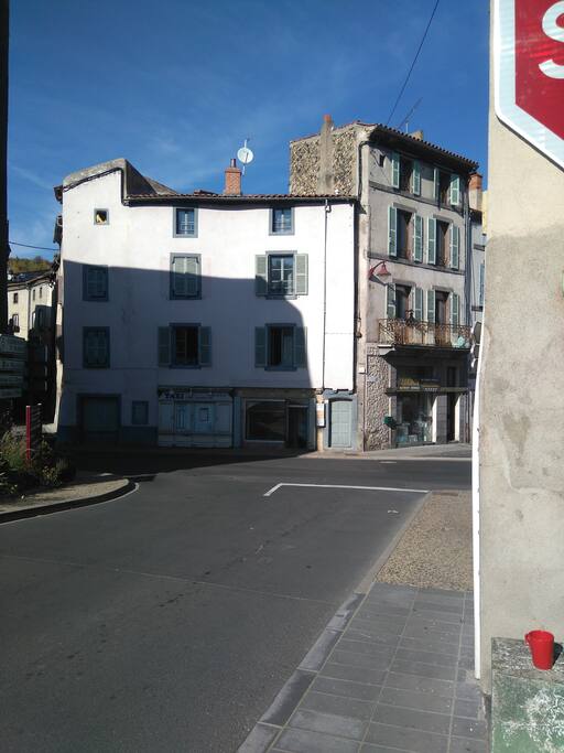 l'appartement se situe aux 2eme et 3eme etage de ce petit immeuble de bourg proche de tout commerce