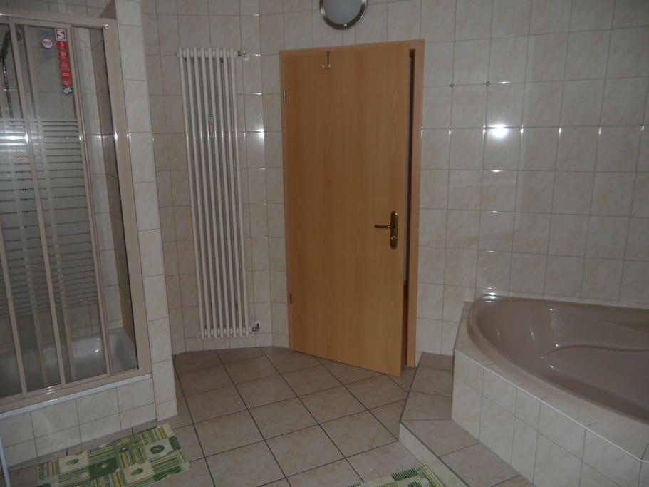 Bad mit Wanne und Duschkabine