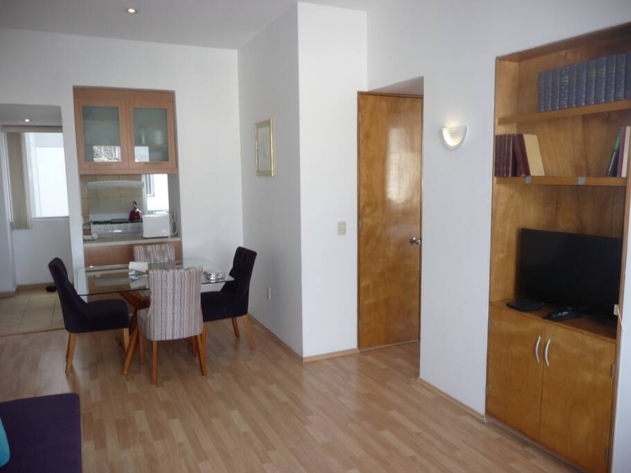 Departamento completo con dos recámaras --una con cama queen size y otra con dos camas individuales--, dos baños completos, sala, comedor, cocina completa y centro de lavado. El edificio cuenta con elevador y vigilancia las 24 horas del día.
Está ubicado en Avenida Chapultepec, entre las colonias Roma, Condesa y Juárez (tres de las colonias más emblemáticas de la Ciudad de México) y cerca de restaurantes, bares, tiendas, museos; a 300 metros del legendario Bosque de Chapultepec (el parque urbano más grande de América—dos veces más grande que Central Park); a unos pasos de las estaciones Metro Chapultepec y Metro Sevilla; a dos calles de la Avenida Reforma –la principal de la ciudad--, y de la Torre Mayor, de la Torre Bancomer y la Torre Reforma, y a tres kilómetros de la Plaza de la Constitución, corazón de México.