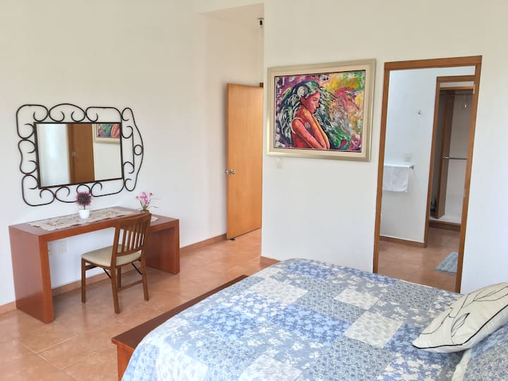 Hlavná spálňa s kúpeľňou a šatníkom.