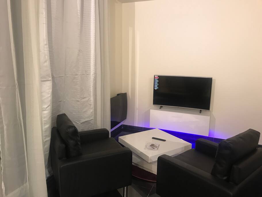 Salon TV Avec accès à internet Et box orange Netflix