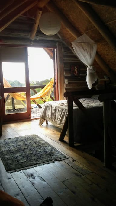 Dormitorio en planta alta, balcon con vista al mar