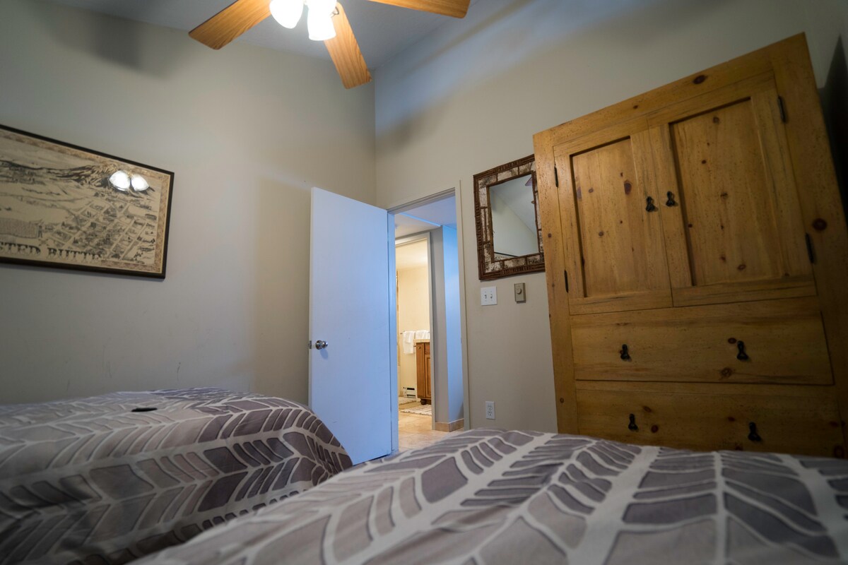 Twin bedroom on the main floor: simple yet stylish, perfect for friends sharing mountain adventures