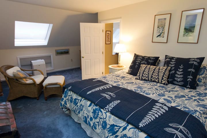 Glavna spavaća soba na trećem katu s bračnim krevetom. 