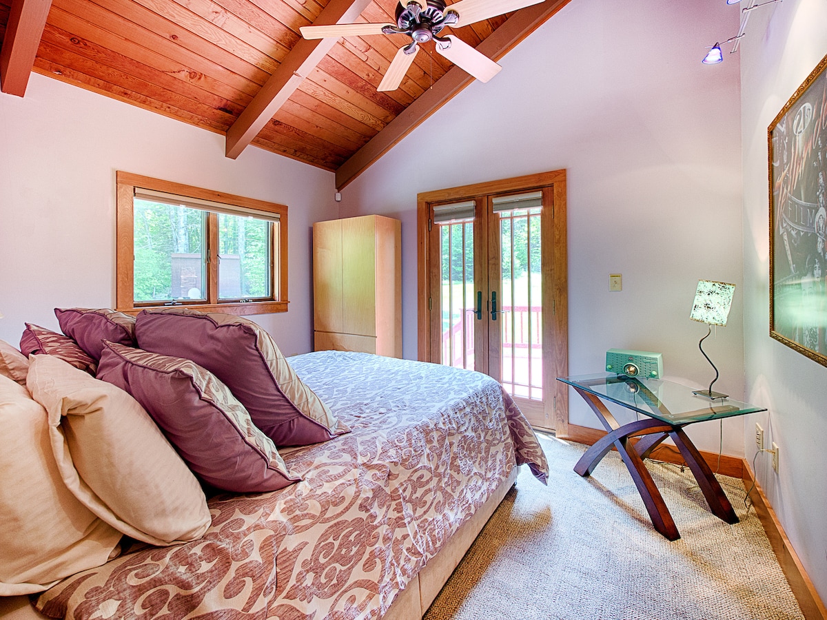 Spálňa #3. Manželská posteľ, hlavné poschodie.