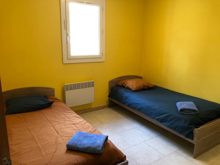 Schlafzimmer 2 : 2 Einzelbetten. Blick auf den Obstgarten (Pflaumen, Feigen, Erdbeeren, Himbeeren)