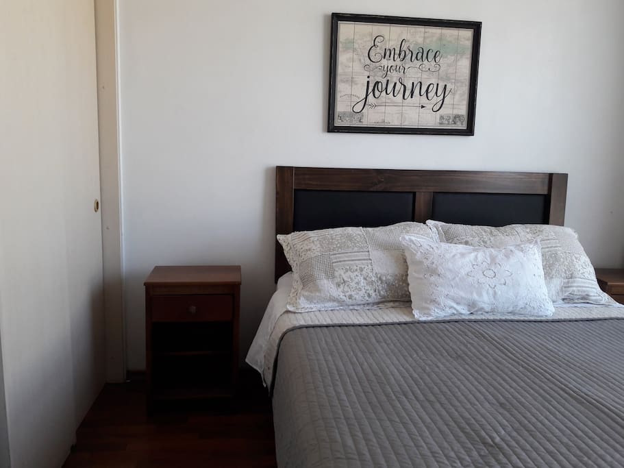 Cama de 2 plazas tal como se ve en las fotos más dos veladores y un closet doble amplio
