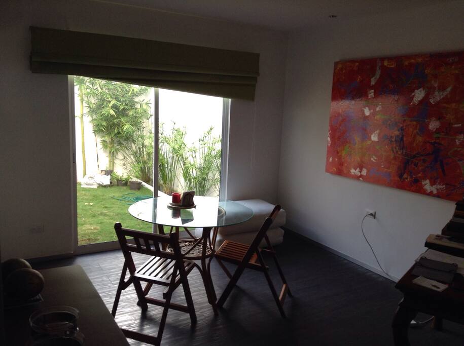 Comedor con aire acondicionado con vista frontal al jardín