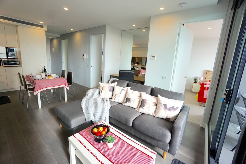 The living room with plenty of light. "Great location! And the host was very considerate & friendly and easy to deal with. We Enjoy during our stay. Very recommended apartment." - Lee *****