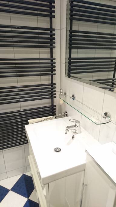 Waschbecken mit Spiegel
