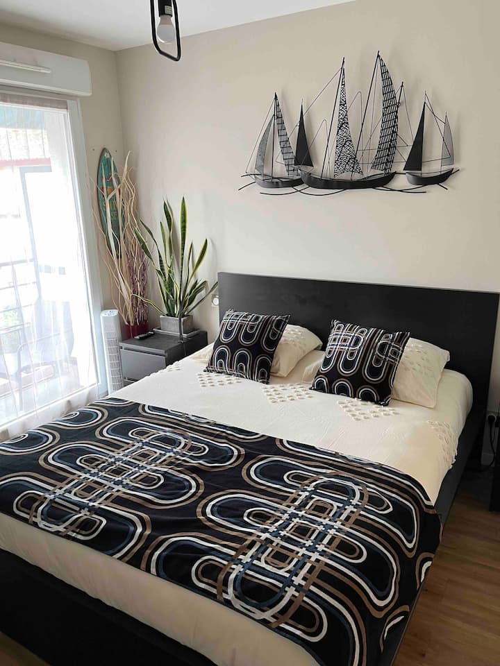 Dormitorio con baño en suite 