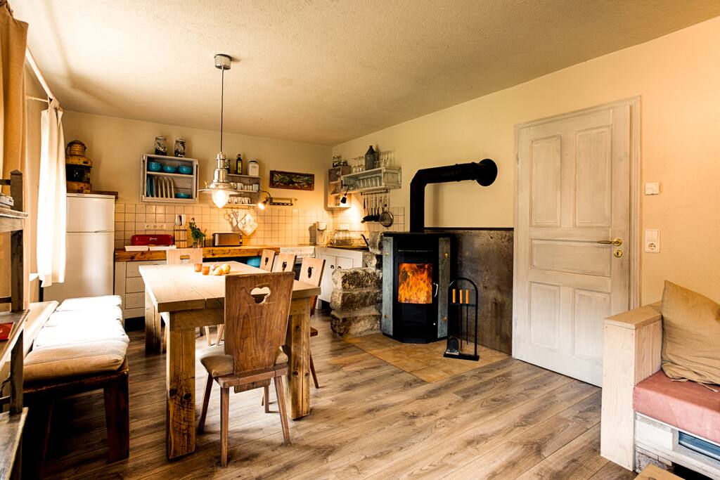 Wohnzimmer mit Küche und Kamin