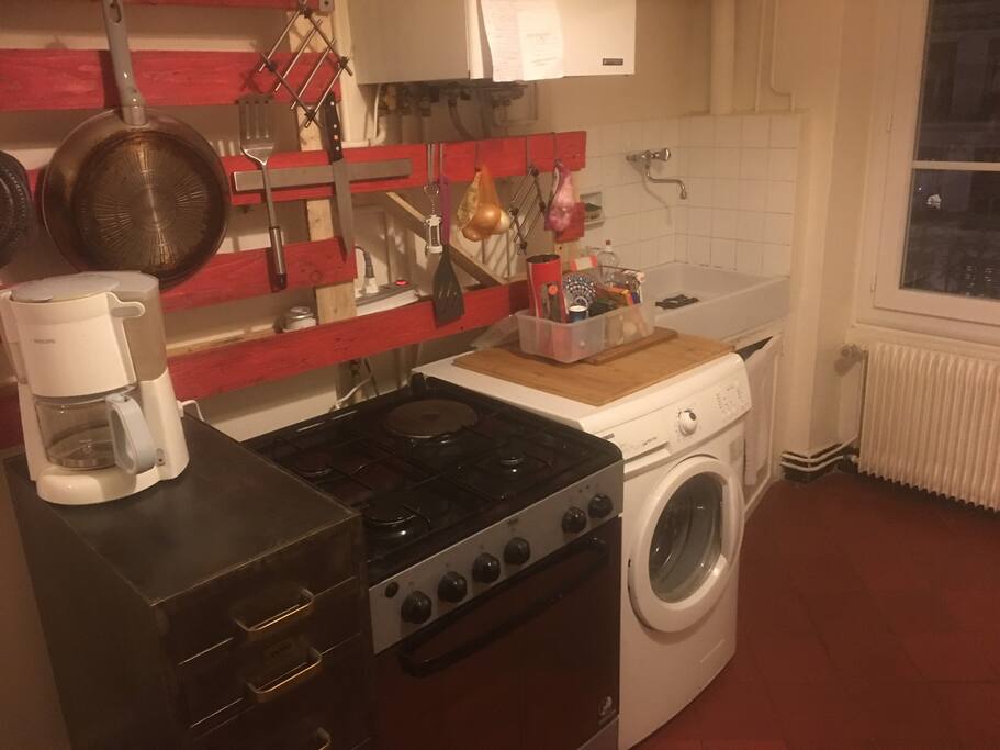 cuisinière au gaz, cafetière filtre classique. Un évier pas de lave vaisselle