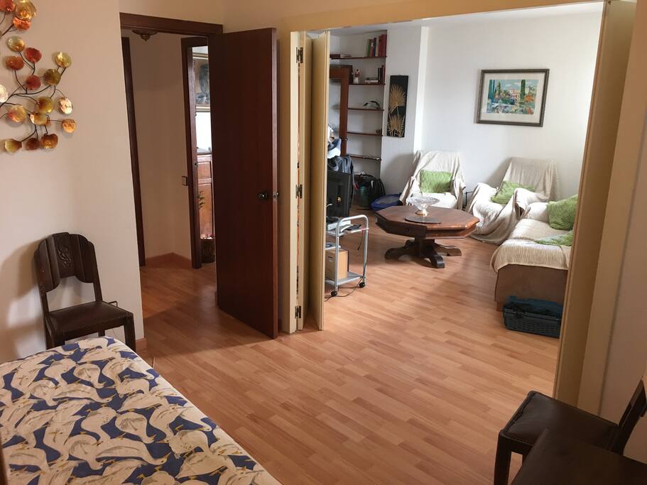 Desde la habitación grande e matrimonio tenemos la opción de anular una pared para una mayo percepción de espacio