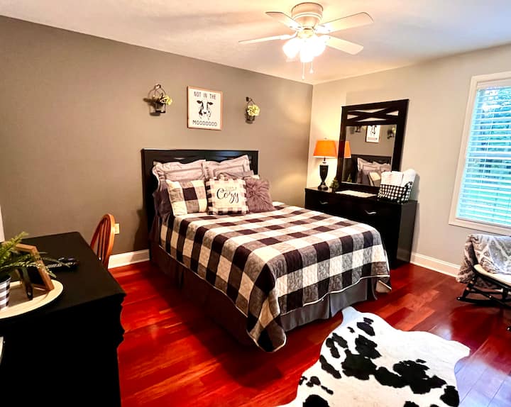 Მთავარი სართულის საძინებელი 2 სმარტ-ტელევიზორით