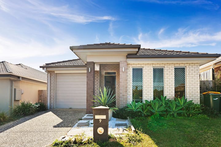 Quiet Griffin Home, private entrance and carport