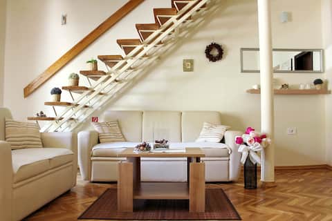 Popular Airbnb listing: Apartment Mare, Tkon in Općina Tkon