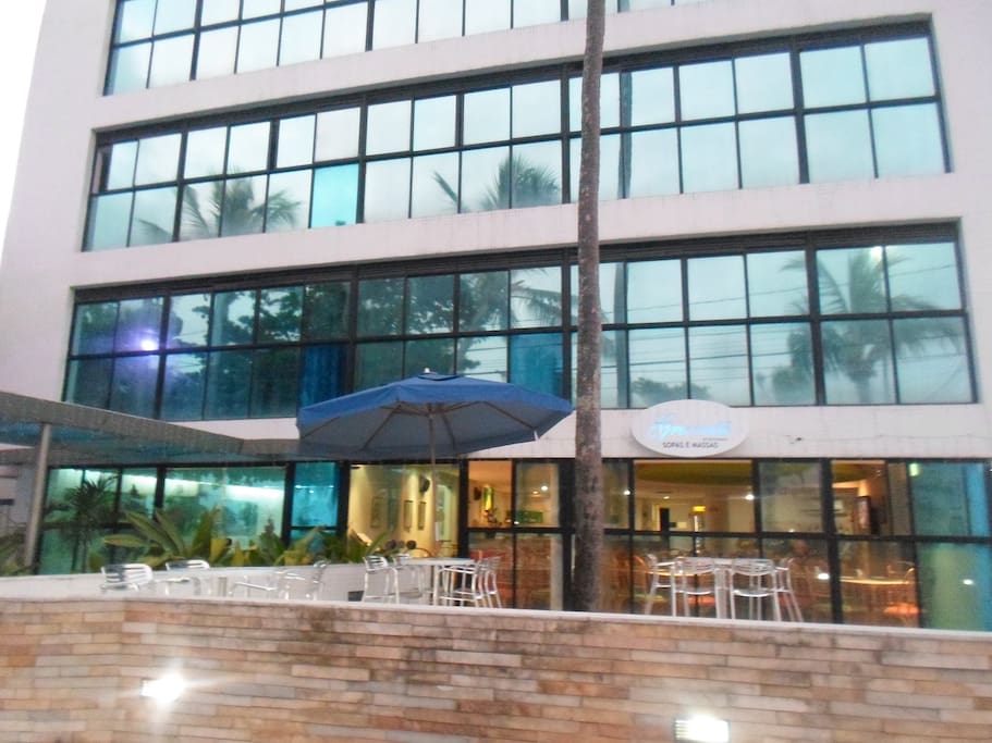 Frente do prédio - Front view of the building