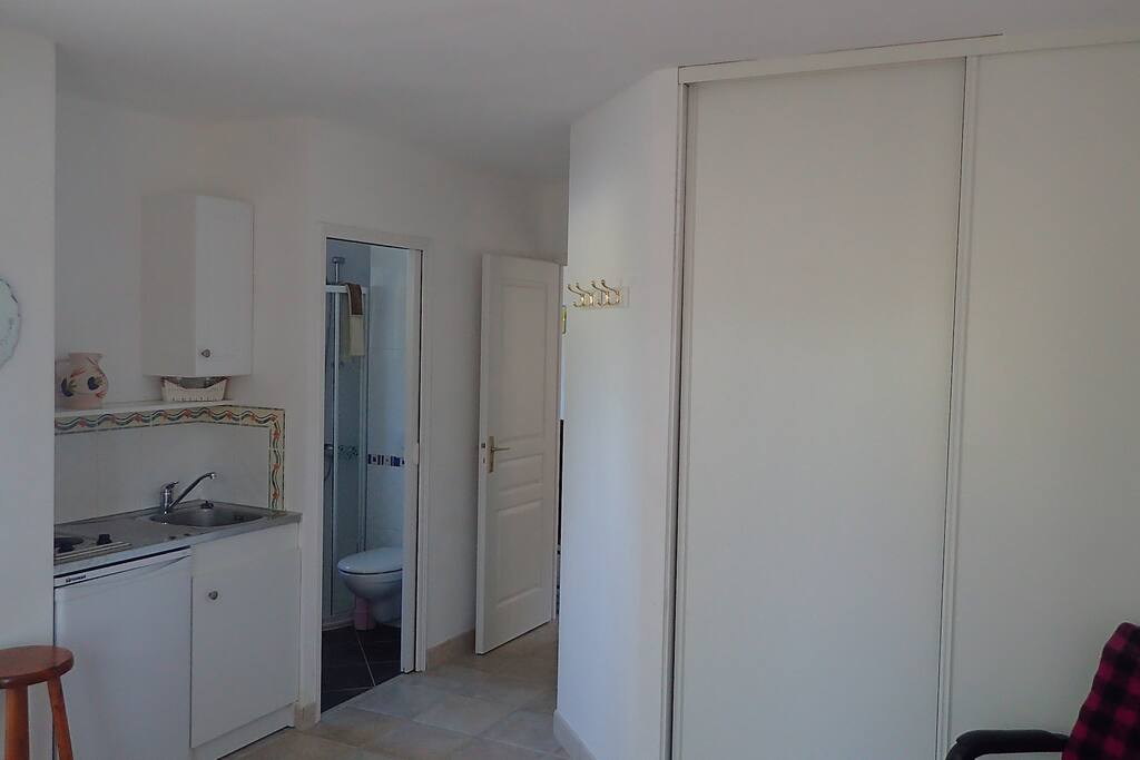 coin cuisine avec petit frigo, plaque électrique, vaisselle