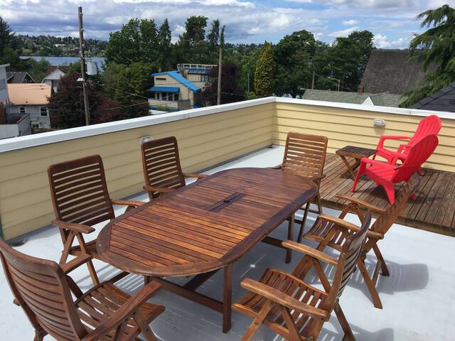 Huge Home a Block from Green Lake gallery image 5