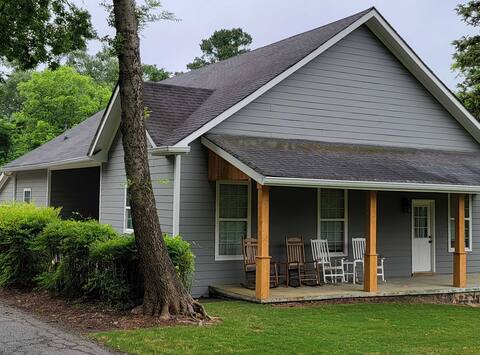 Lake City Getaway in Downtown Acworth, GA