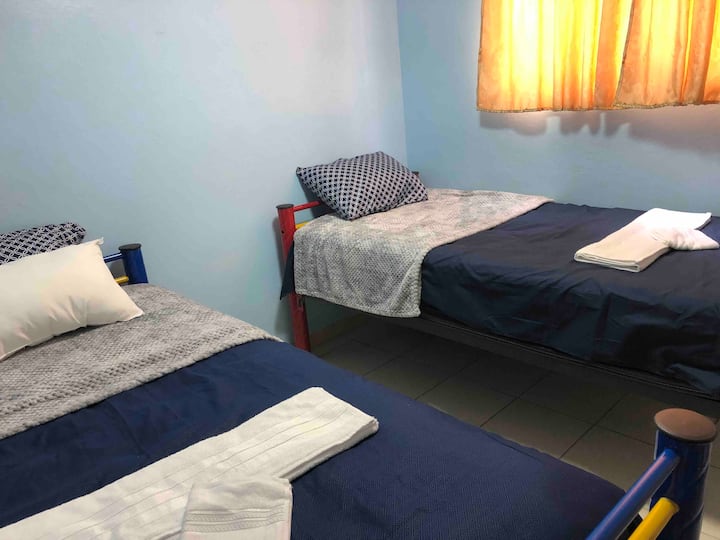 ห้อง 1 เตียงเดี่ยว 2 เตียงนอนได้ 1 หรือ 2 คนต่อเตียง 