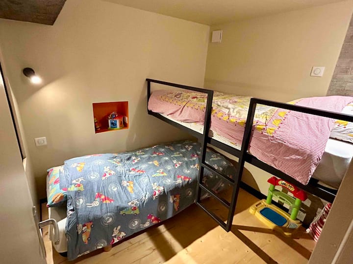 Petite chambre enfant. 2 lit 90*190 (1 Bultex et 1 mémoire de forme)
table de nuit et lisseuse pour chaque lit.
 