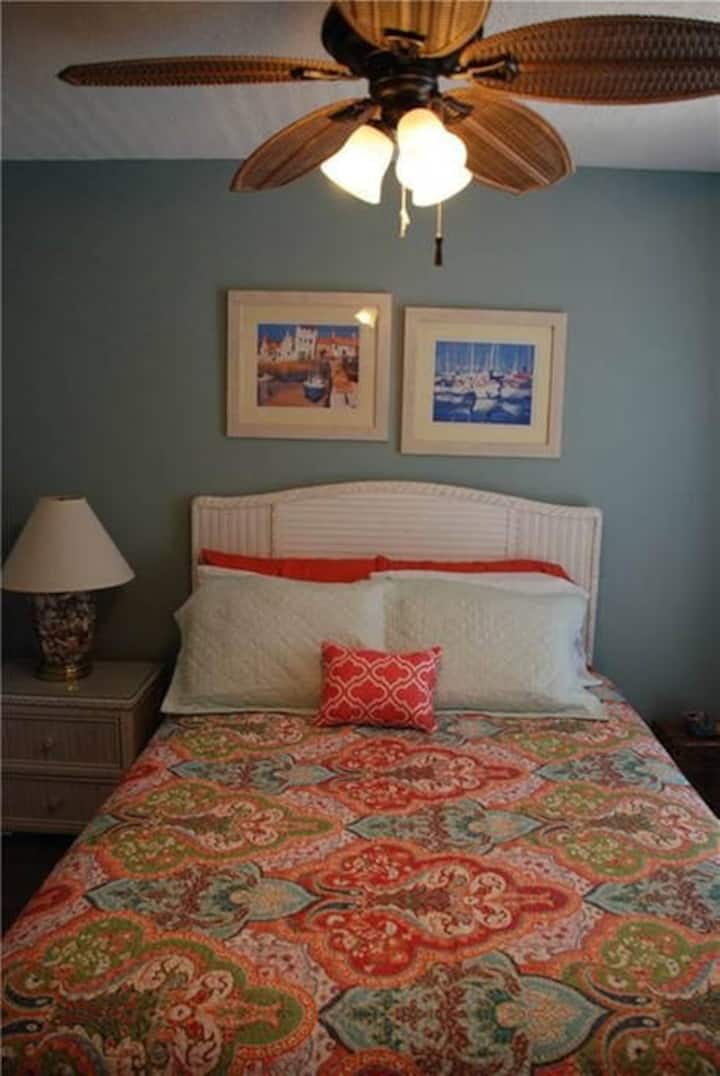 Menšia manželská posteľ v spálni pre hostí.