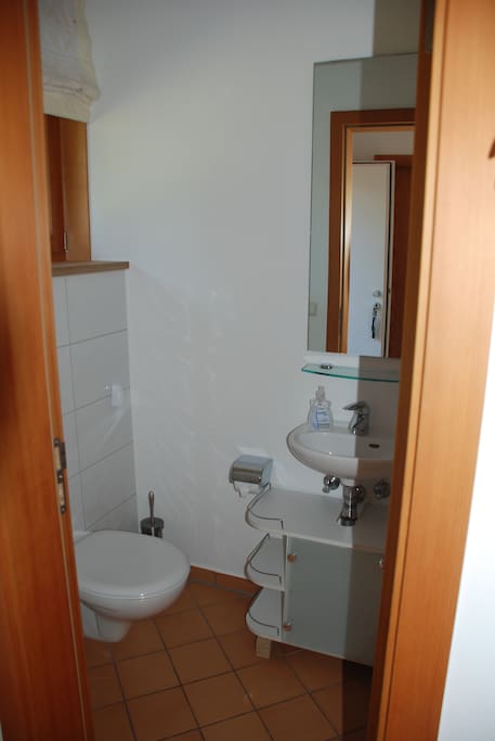 Toilette und Bad sind voneinander getrennt