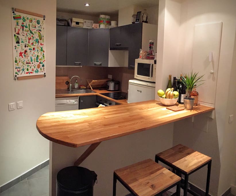The open kitchen with the bar, a great place to hang and chat. Feel free to cook yourself something!