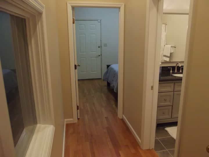 Njia ya ukumbi inayoongoza kwa chumba cha kulala 2 na bafu kamili iliyokamilika hivi karibuni.