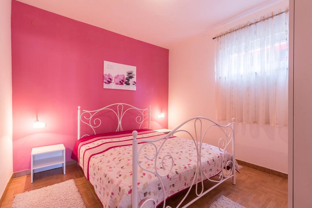 Queen bed (160 cm x 200 cm)
