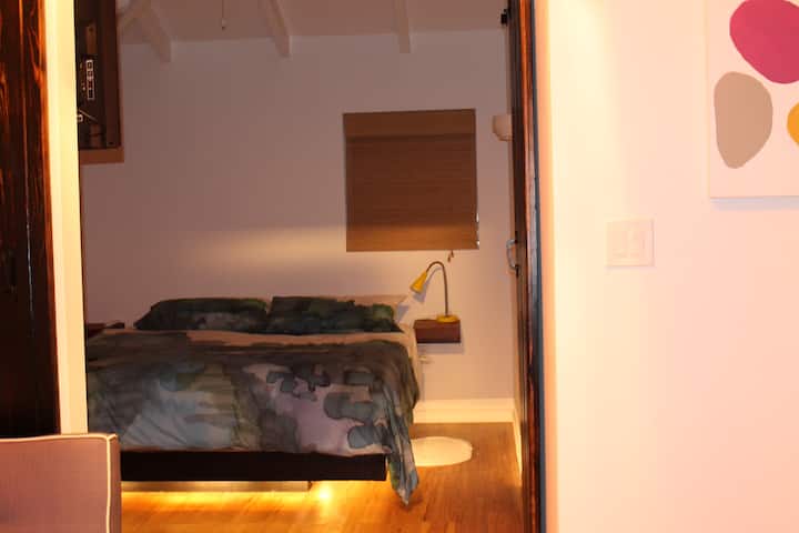 Vista nocturna de la cama tamaño king y dormitorio