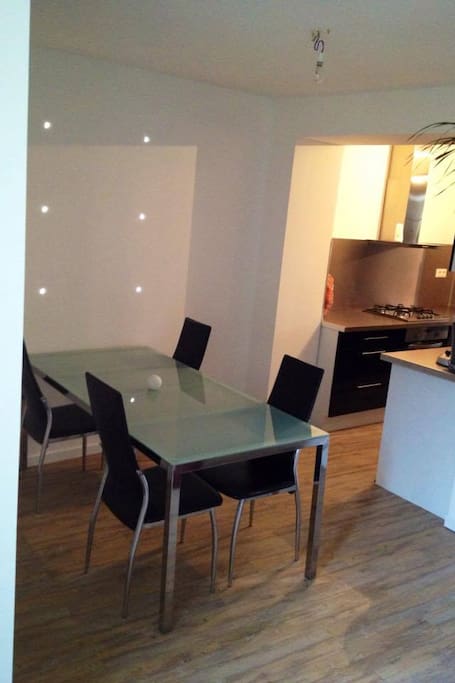SALLE A MANGER DONNANT SUR LA CUISINE ET LE COULOIR