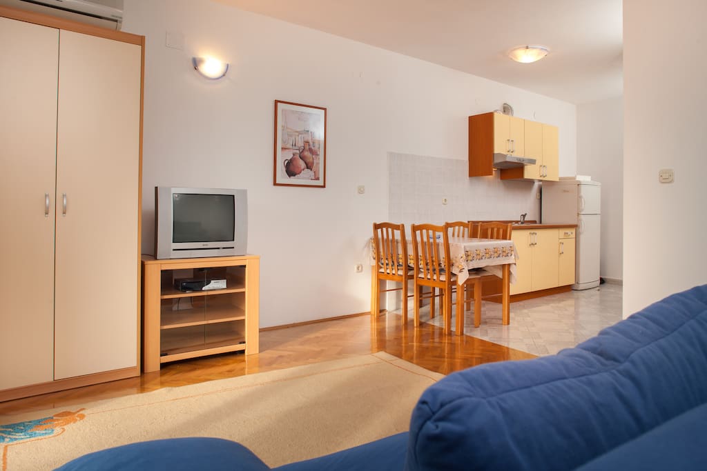 Dnevna soba i kuhinja na prvom katu.Living room and kitchen on the first floor.