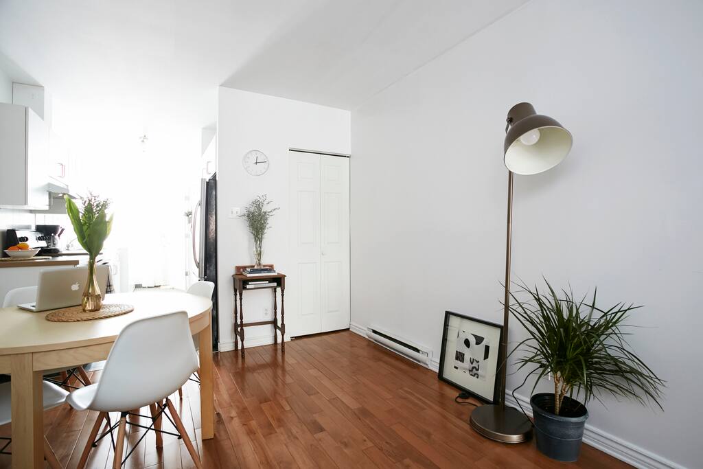 pièce centrale style loft: salon, salle à manger et cuisine à air ouverte
