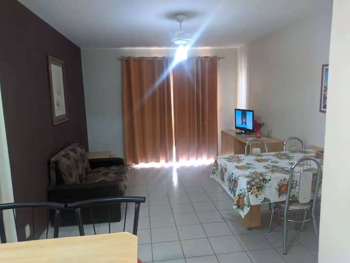 Amplia sala de estar con TV, ventilador de techo, cortina opaca y mesa para comer.

Conectado directamente a la cocina y al balcón.