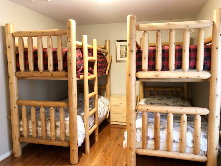 Chumba #2: vitanda vya ghorofa, vitanda 4 vya watu wawili, sehemu ya kukaa ya dirisha, kabati ya kuingia ndani