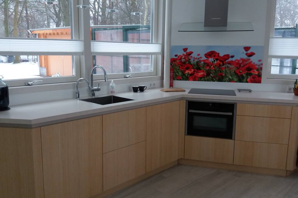 De open keuken met zicht op zwembad.