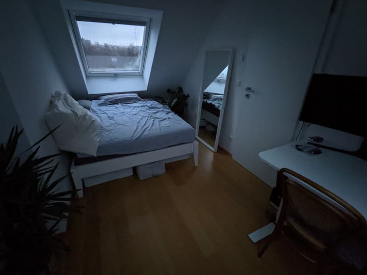 Sakafu ya 2: Chumba #3 (kitanda cha watu wawili, dawati) 