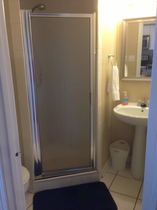 Bathroom w/shower